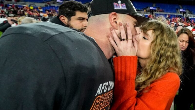 Taylor Swift gab Travis Kelce ein Siegerbussi - und alle wollen ihren Pulli haben. (Bild: APA/AP Photo/Julio Cortez)