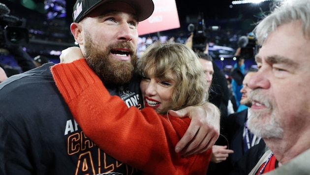 A zenész Taylor Swift és az NFL-sztár Travis Kelce mindkét műfaj rajongóit lenyűgözi. (Bild: APA/Getty Images via AFP/GETTY IMAGES/Patrick Smith)