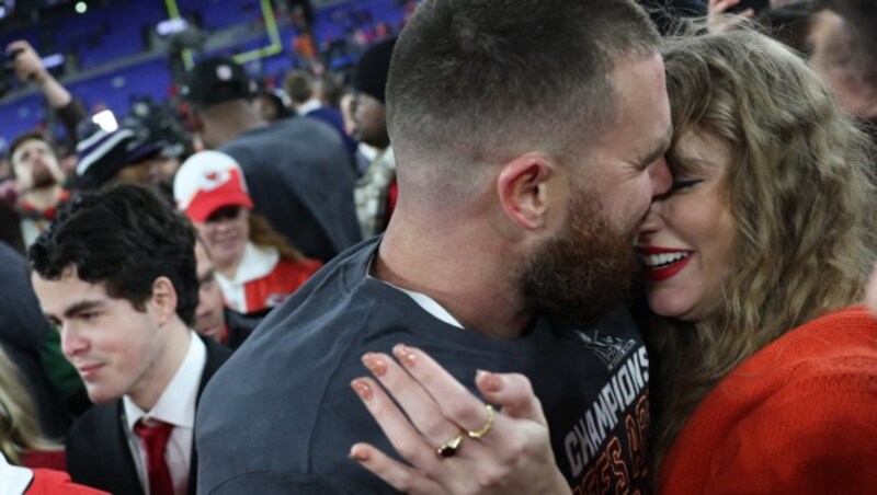 Sind so verliebt: Travis Kelce und Taylor Swift (Bild: APA/Getty Images via AFP/GETTY IMAGES/Patrick Smith)