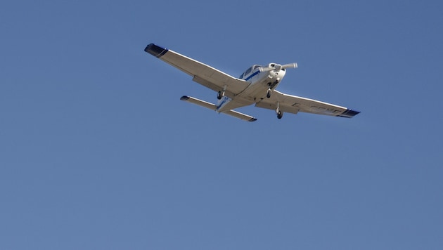 Die Polizei geht davon aus, dass das Flugzeug notfallmäßig landen wollte – die beiden Insassen ...
