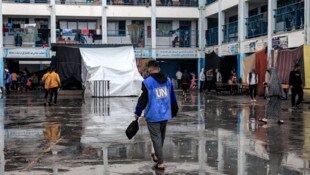 Eine Schule der UNRWA in Rafah im südlichen Gazastreifen, in der derzeit palästinensische Flüchtlinge untergebracht sind. (Bild: APA/AFP/SAID KHATIB)