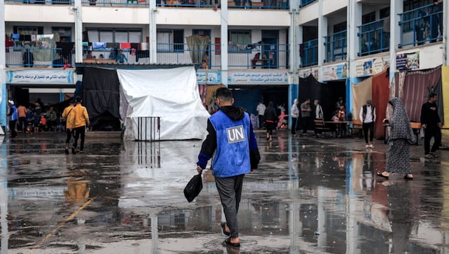 Eine Schule der UNRWA in Rafah im südlichen Gazastreifen, in der derzeit palästinensische Flüchtlinge untergebracht sind. (Bild: APA/AFP/SAID KHATIB)