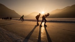 Eingebettet in die Gebirgslandschaft der Gailtaler Alpen, auf 930 Meter Seehöhe, drehen Profis wie Freizeitsportler ihre Runden auf dem Eis. (Bild: Stefan Valthe)