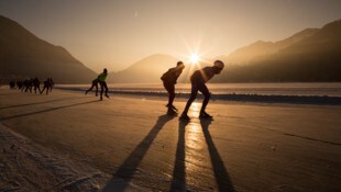 Eingebettet in die Gebirgslandschaft der Gailtaler Alpen, auf 930 Meter Seehöhe, drehen Profis wie Freizeitsportler ihre Runden auf dem Eis. (Bild: Stefan Valthe)