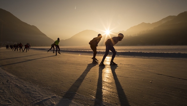 Eingebettet in die Gebirgslandschaft der Gailtaler Alpen, auf 930 Meter Seehöhe, drehen Profis wie Freizeitsportler ihre Runden auf dem Eis. (Bild: Stefan Valthe)