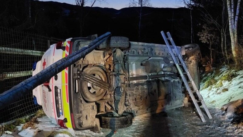 Das Rettungsauto wurde schwer beschädigt. (Bild: FF Frantschach-St. Gertraud)