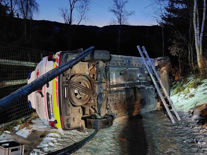 Das Rettungsauto wurde schwer beschädigt.