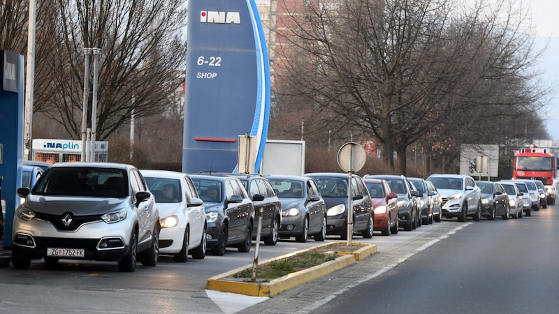 Ancak Avusturya ile kıyaslandığında Hırvatistan ve Slovenya'da benzin hala oldukça ucuz. (Bild: AFP)
