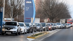 Autoschlange vor einer einer Tankstelle in Zagreb (Archivbild) (Bild: AFP)