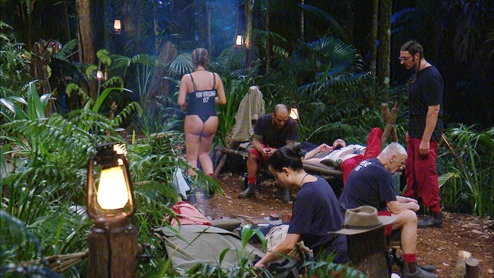 David kann die halb nackten Hintern seiner Mitcamperinnen nicht mehr sehen. Doch Kim ist das ...