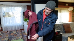 Ernst Scheihenberger zeigt die verbrannte Jacke. Er eilte der 77-Jährigen selbstlos zu Hilfe, um ihr Leben zu retten.  (Bild: Attila Molnar)