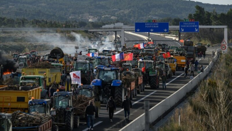 Traktoren auf dem Weg zur spanisch-französischen Grenze (Bild: AFP)