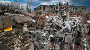 Vollständig autonome Kampfroboter, wie etwa aus der Terminator-Filmreihe, gibt es in dieser Form zwar noch nicht. Der Science Fiction ist eine Entwicklung in ebendiese Richtung aber keineswegs mehr zuzuordnen. (Bild: picturedesk.com/AFP Krone KREATIV,)