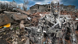 Vollständig autonome Kampfroboter, wie etwa aus der Terminator-Filmreihe, gibt es in dieser Form zwar noch nicht. Der Science Fiction ist eine Entwicklung in ebendiese Richtung aber keineswegs mehr zuzuordnen. (Bild: picturedesk.com/AFP Krone KREATIV,)