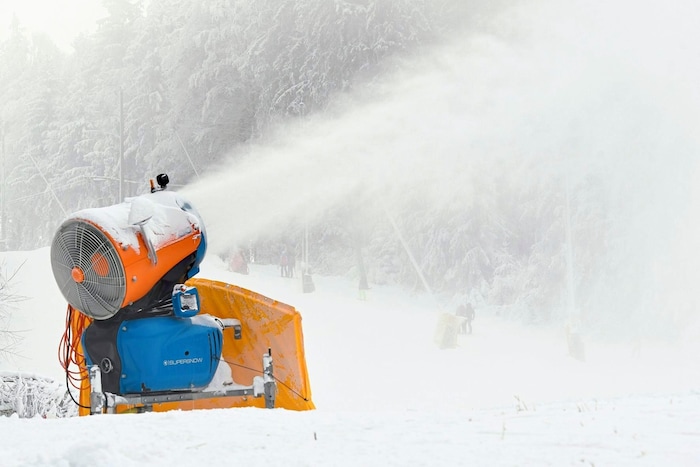 Auch bei hohen Temperaturen wird mit Kunstschnee für optimale Skifahr-Bedingungen gesorgt.