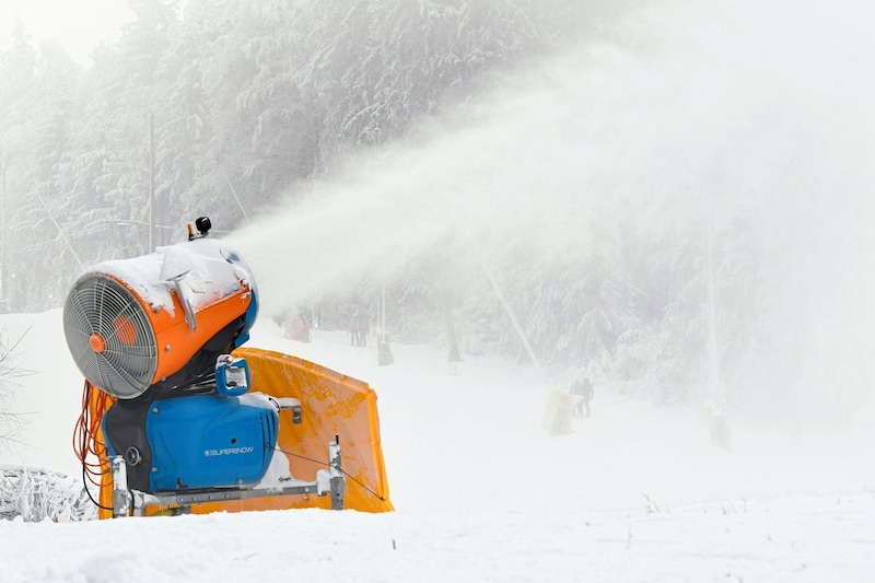 Auch bei hohen Temperaturen wird mit Kunstschnee für optimale Skifahr-Bedingungen gesorgt. (Bild: Pressefoto Scharinger © Johanna Schlosser)