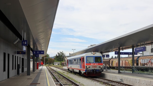 Der Braunauer Bahnhof könnte durch die Errichtung einer neuen Innkreisbahn deutlich an Bedeutung verlieren. (Bild: Scharinger Daniel)