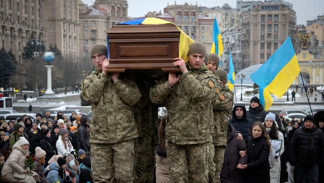 In der Ukraine sterben täglich Soldatinnen und Soldaten. (Bild: AP)
