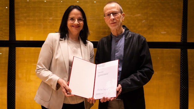 Den Großen Österreichischen Staatspreis, die höchste Kultur-Auszeichnung der Republik, erhielt der aus Kärnten stammende Komponist und Dirigent Gerd Kühr aus den Händen von Andrea Mayer.  (Bild: BMKÖS/HBF/Lechner)