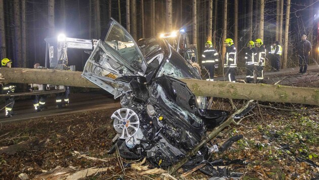 Es ist nur schwer vorstellbar, aber aus diesem Autowrack stieg die 27-Jährige Innviertlerin ...