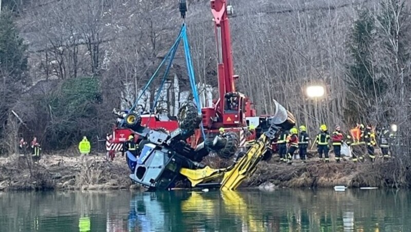 Hier stürzte der Bagger in die Enns, aus der er mit einem Kran geborgen wurde. (Bild: ARF)
