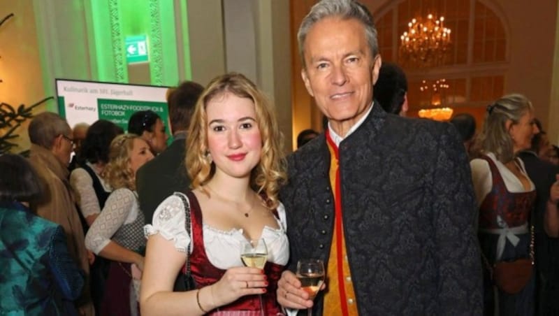 Mörbisch-Generalintendant Alfons Haider kam nur allzu gern vorbei und brachte Firmkind Valerie Meix mit. (Bild: Starpix/ Alexander TUMA)