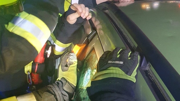 Ein Kleinkind war in einem Auto eingeschlossen - der Vater rief die Feuerwehr zu Hilfe. (Bild: HFW Villach)