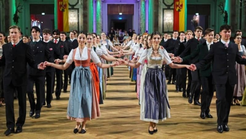 Pracht in Tracht: Das Jungdamen- und Herrenkomitee eröffnete den 101. Jägerball in der Wiener Hofburg. (Bild: Starpix/ Alexander TUMA)