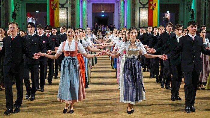 Pracht in Tracht: Das Jungdamen- und Herrenkomitee eröffnete den 101. Jägerball in der Wiener ...