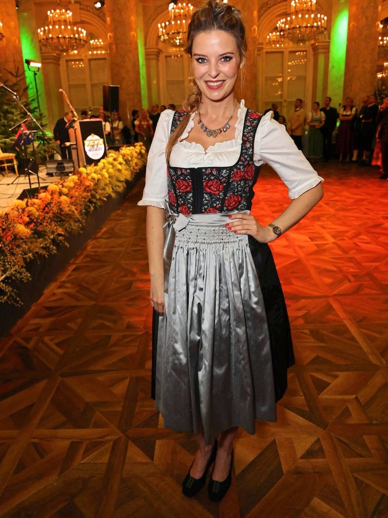 Christine Reiler hatte sich für ein Gössl-Dirndl entschieden. (Bild: Starpix/ Alexander TUMA)