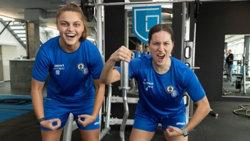 Anne Bhagereith und Emely van der Vliet haben jede Menge spaß beim Training. (Bild: Maurice Shourot)