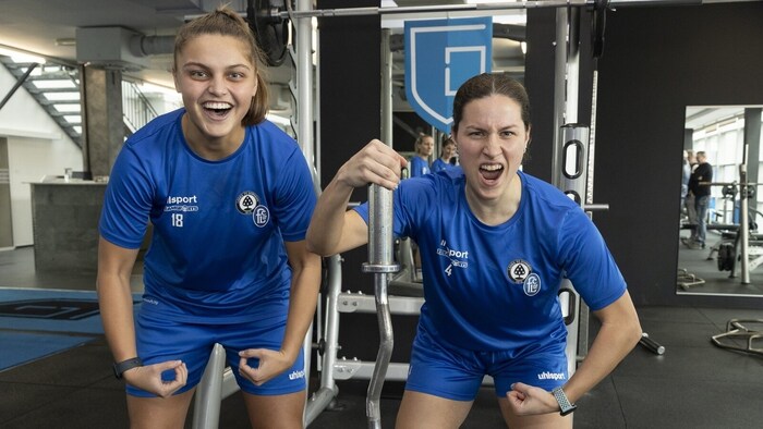 Anne Bhagereith und Emely van der Vliet haben jede Menge spaß beim Training.