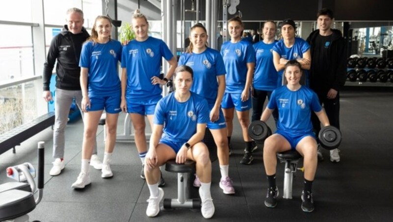 Cheftrainer Klaus Stocker mit US-Girl Catherine Nolan, Anastasija Ročāne, Emely van der Vliet, Tülin Kuyucak, Anne Bhageratz, Fanny Söderström, Marta Vidal (v. l.) werden im Dornbirner Fitness-Tempel Good Life Sports bestens betreut. (Bild: Maurice Shourot)