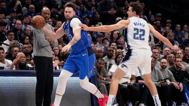 Luka Doncic (l.) im Duell mit Orlandos Franz Wagner