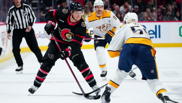 Jakob Chychrun (l.) im Duell mit Roman Josi