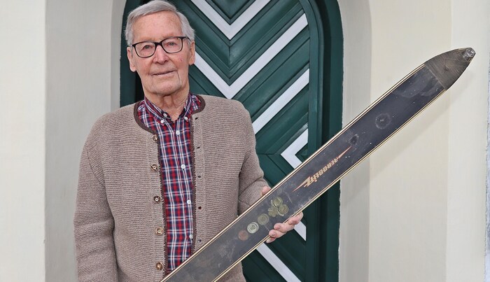 Sepp Lichtenegger mit seinem Sprungski von 1964.
