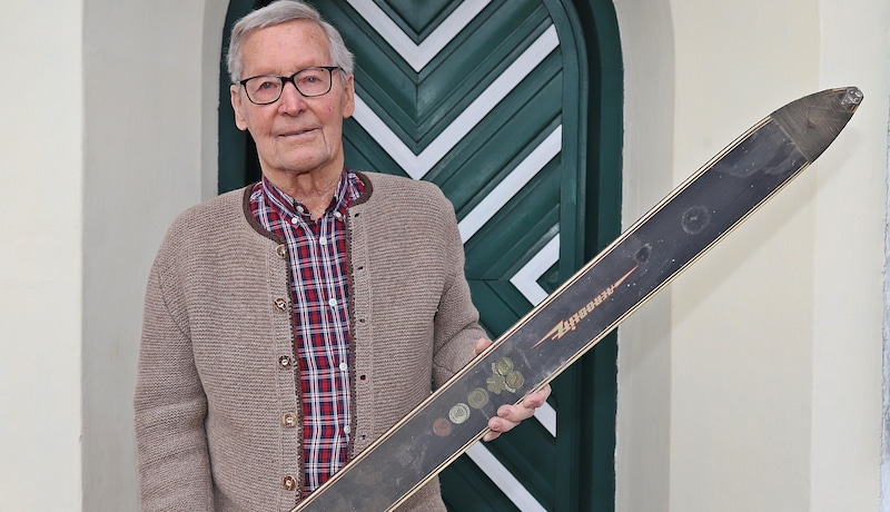 Sepp Lichtenegger mit seinem Sprungski von 1964. (Bild: Hörmandinger Reinhard)