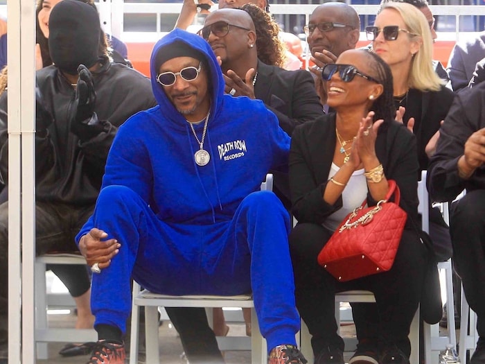 Kanye West (links hinten), Snoop Dogg und seine Frau Shante Broadus applaudieren