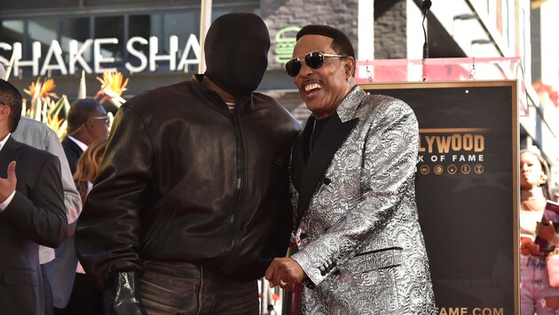 Kanye West gratuliert seinem Kumpel Charlie Wilson zum Stern am „Walk of Fame“.