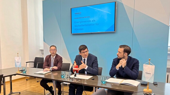 Clubobmann Markus Malle, LH-Stv. Martin Gruber und LR Sebastian Schuschnig bei der ...