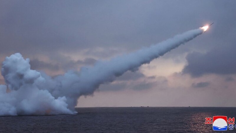 Abschuss eines nordkoreanischen Marschflugkörpers von einem U-Boot aus (Bild: APA/AFP/KCNA VIA KNS/STR)