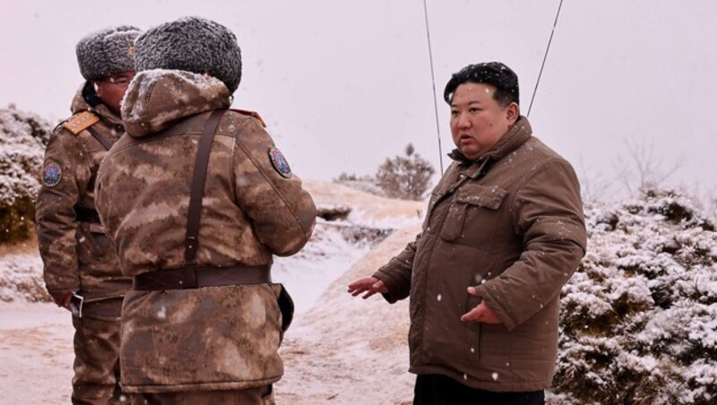 Machthaber Kim Jong Un beaufsichtigt höchstpersönlich die Waffentests. (Bild: APA/AFP/KCNA VIA KNS/STR)