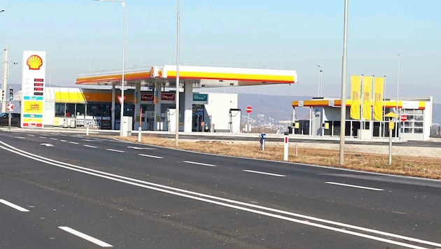 Obwohl die Shell-Tankstelle in Siegendorf alle Stückerl spielt, tankten hier bisher nur relativ wenige Autofahrer. (Bild: Reinhard Judt)