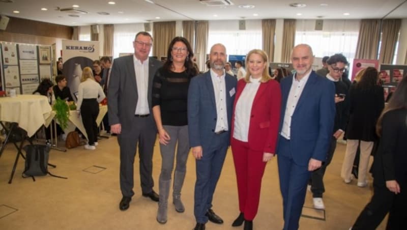 Harald Pokorny und Bianca Hartmann von der Wirtschaftskammer, Hak-Direktor Hannes Schmid, Landesrätin Daniela Winkler und Bildungsdirektor Heinz Josef Zitz waren bei der Messe dabei. (Bild: Charlotte Titz)