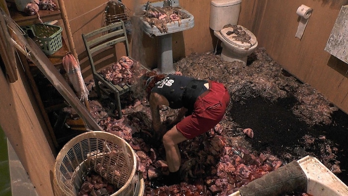 Die Sängerin musste sich durch Fleischmassen wühlen.