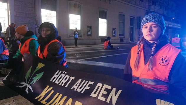 Die Grazer Klimakleber bei ihrer ersten Protestaktion des Jahres. „2024 wird entscheidend“, hieß es. (Bild: Letzte Generation Österreich)