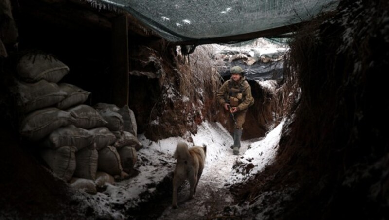 Ein Soldat in einem Schützengraben bei Horliwka (Bild: AFP )