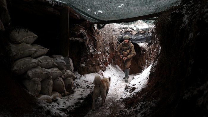 Ein Soldat in einem Schützengraben bei Horliwka