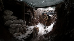 Ein Soldat in einem Schützengraben bei Horliwka (Bild: AFP )