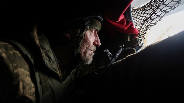 Ein ukrainischer Soldat hält die Frontlinie bei Horliwka im Auge.